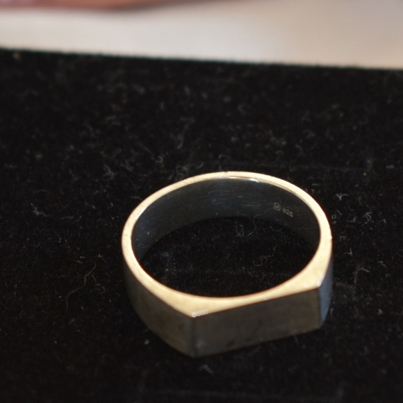 SOLD - Mejuri Rectangular Signet Ring - Picture 5 of 13